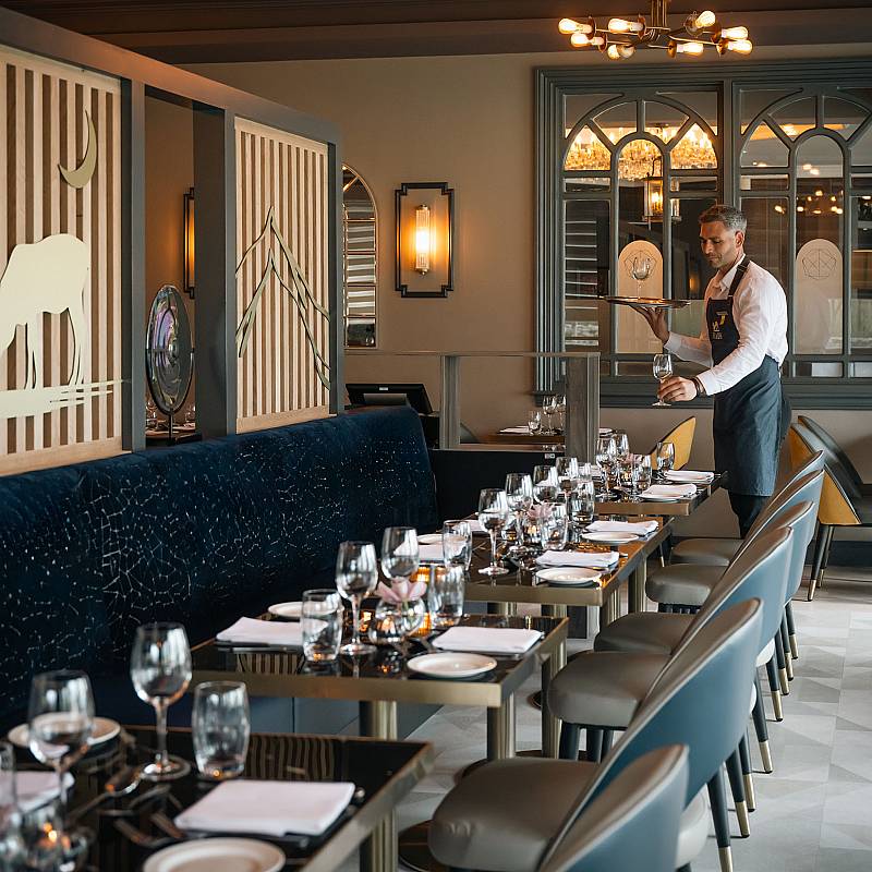 Nourriture et boissons: Fiadh restaurant with Server